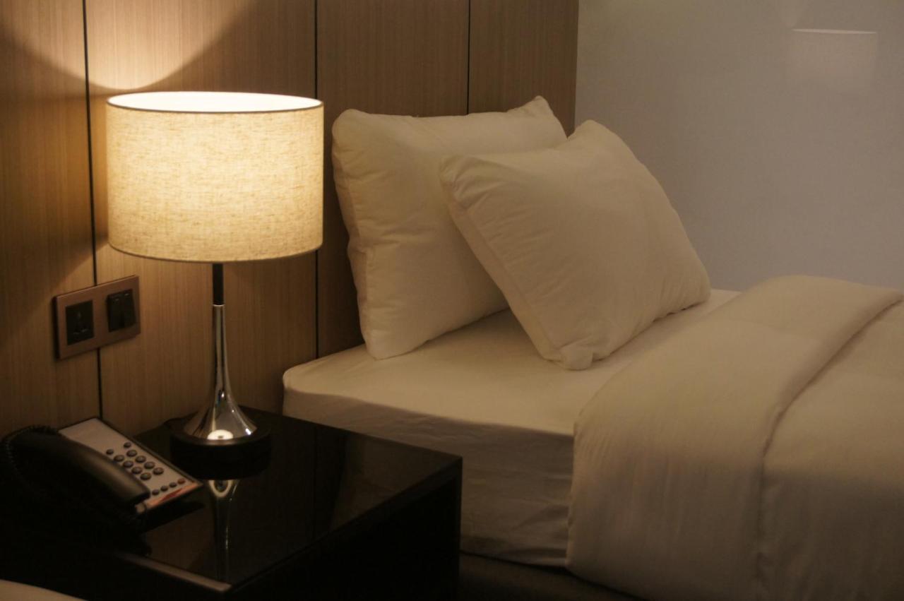 The Maximilian Hotel Cauayan City  Dış mekan fotoğraf