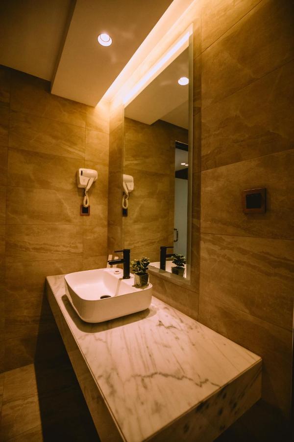 The Maximilian Hotel Cauayan City  Dış mekan fotoğraf